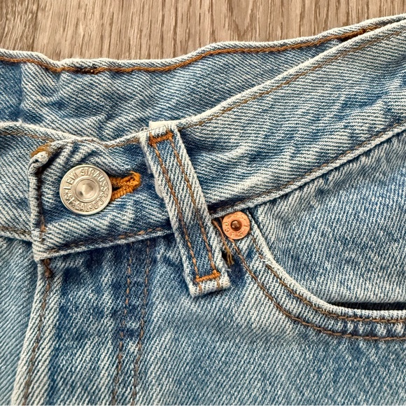 vintage Levi's high-waisted denim cut-off shorts size 3 - Picture 2 of 10